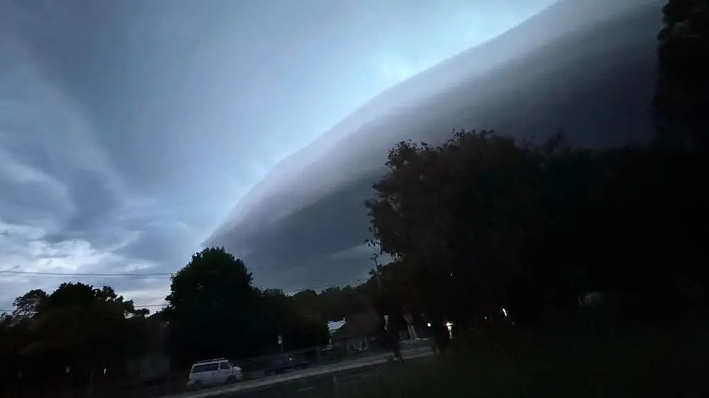 超强雷暴横扫！1人死亡，数千户断电，狂风暴雨和大冰雹，华人区城铁中断（组图） - 4