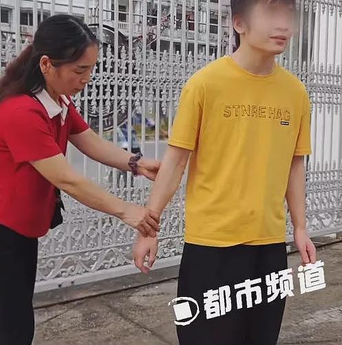 少年诈骗营遭虐20个月变痴呆：不时头撞墙！趴桌子...（视频/组图） - 2