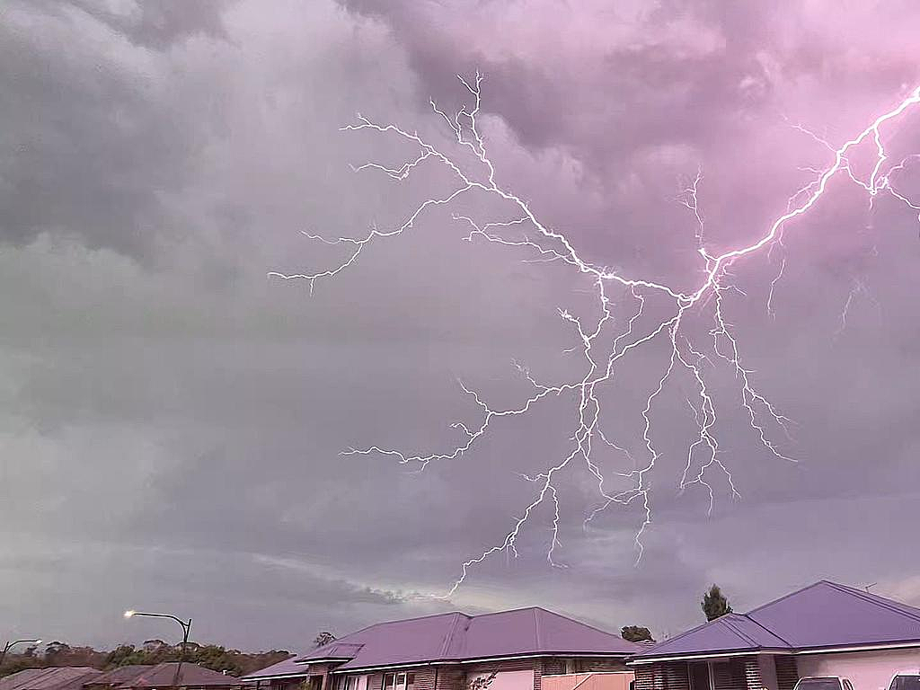 超强雷暴横扫！1人死亡，数千户断电，狂风暴雨和大冰雹，华人区城铁中断（组图） - 2