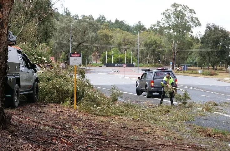 超强雷暴横扫！1人死亡，数千户断电，狂风暴雨和大冰雹，华人区城铁中断（组图） - 8