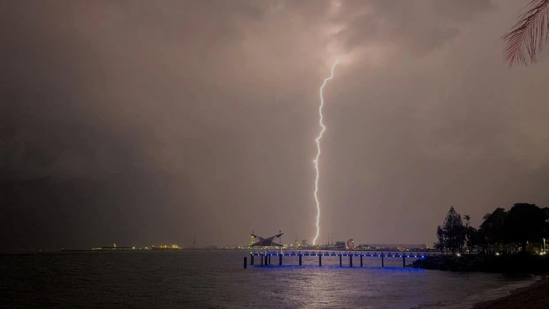 超强雷暴横扫！1人死亡，数千户断电，狂风暴雨和大冰雹，华人区城铁中断（组图） - 3