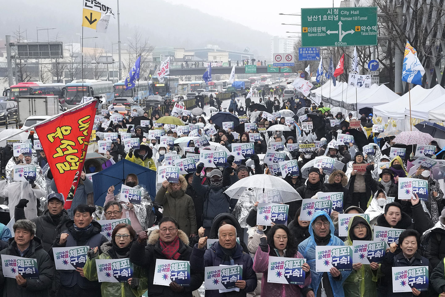 韩国政党民调死亡交叉！尹锡悦被逮集结保守派支持，中间选民怒了（组图） - 3