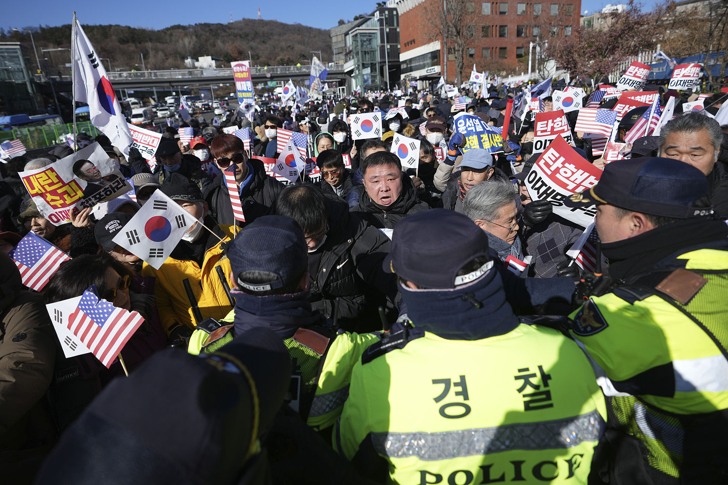 韩国政党民调死亡交叉！尹锡悦被逮集结保守派支持，中间选民怒了（组图） - 2