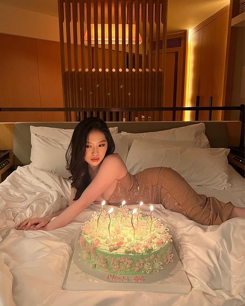 甄子丹女儿太辣了，21岁生日晒深V床照，爆乳若隐若现超性感（图） - 1