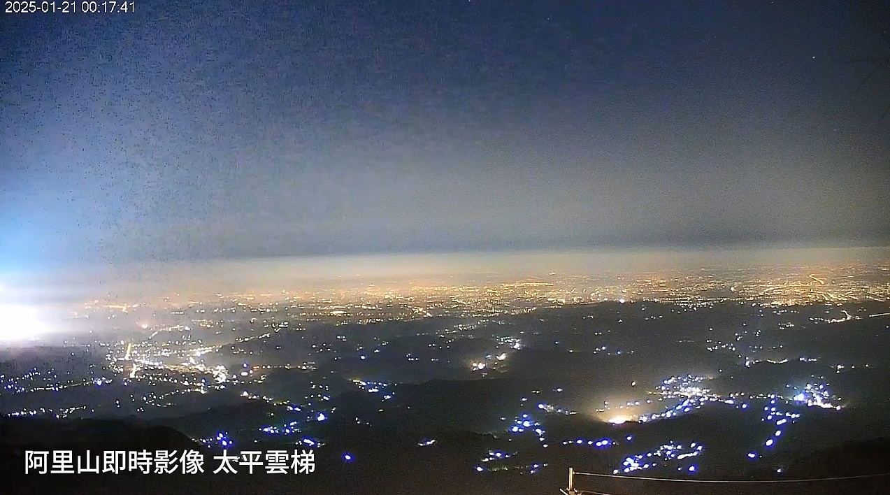 台湾6.4级地震，阿里山监视器疑拍到地震光，多处地面狂闪白光（组图） - 5