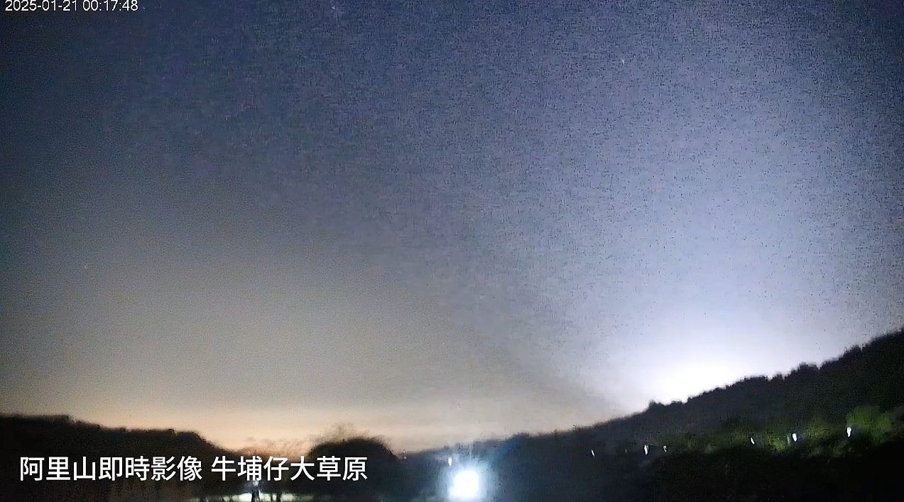 台湾6.4级地震，阿里山监视器疑拍到地震光，多处地面狂闪白光（组图） - 2