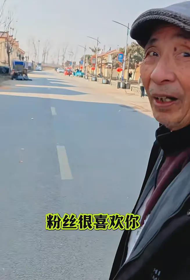 刘强东父亲出门打麻将，穿5k外套派头足，两保镖陪同显霸气（组图） - 2