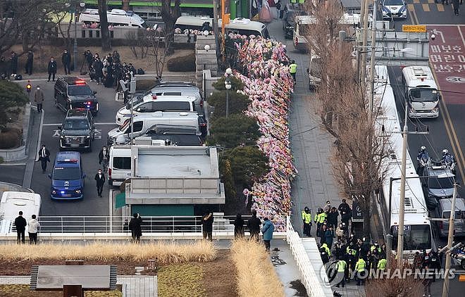 尹锡悦系红领带出庭，反复说“我没有”，随后去医院待3个小时（组图） - 2