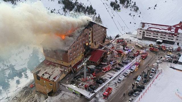 76死51伤！土耳其滑雪度假饭店暗夜突发“恶火”，烧焦味四处可闻！目击者：有人跳楼坠亡（视频/组图） - 7