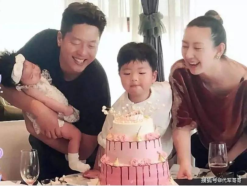 与姚晨离婚仅1年，转身娶漂亮娇妻的凌潇肃，现在过得怎么样？（组图） - 8