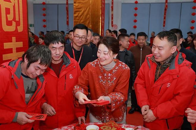 娃哈哈近千人同吃年夜饭，宗馥莉一一敬酒并派发红包（组图） - 1