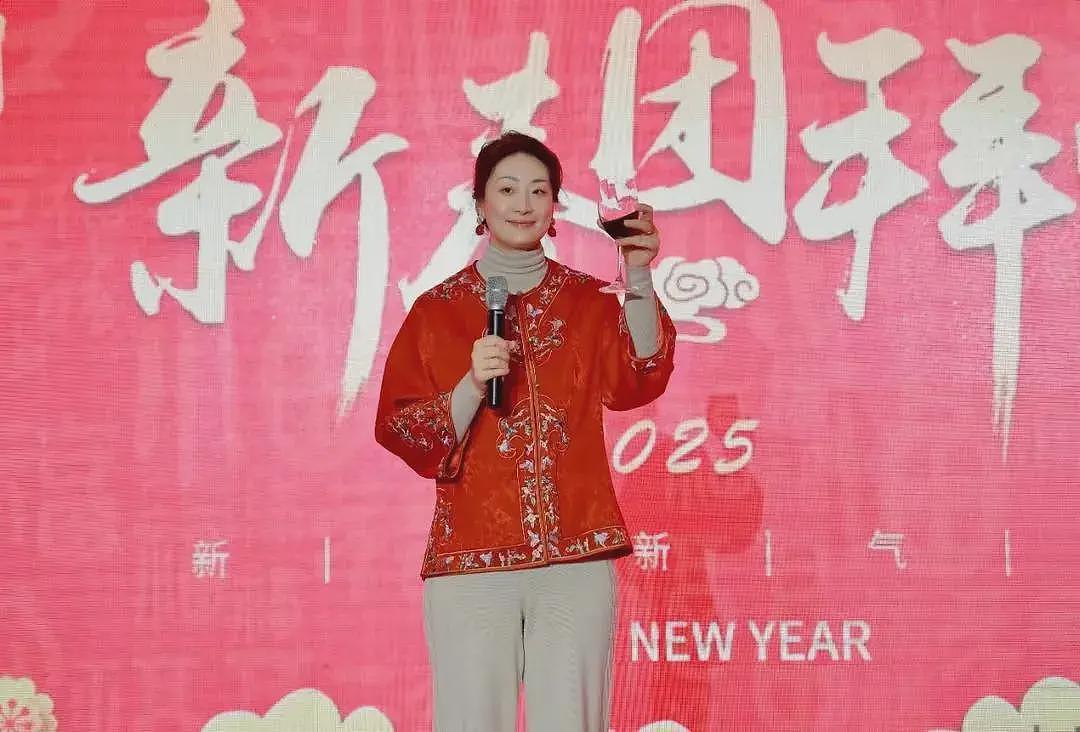 宗馥莉与千名员工同吃“年夜饭”：一身唐装优雅贵气，挨桌敬酒、发红包（组图） - 2