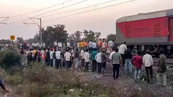 28人死伤！数百乘客跳下飞驰火车，被撞飞惨死，现场血肉模糊（组图） - 4