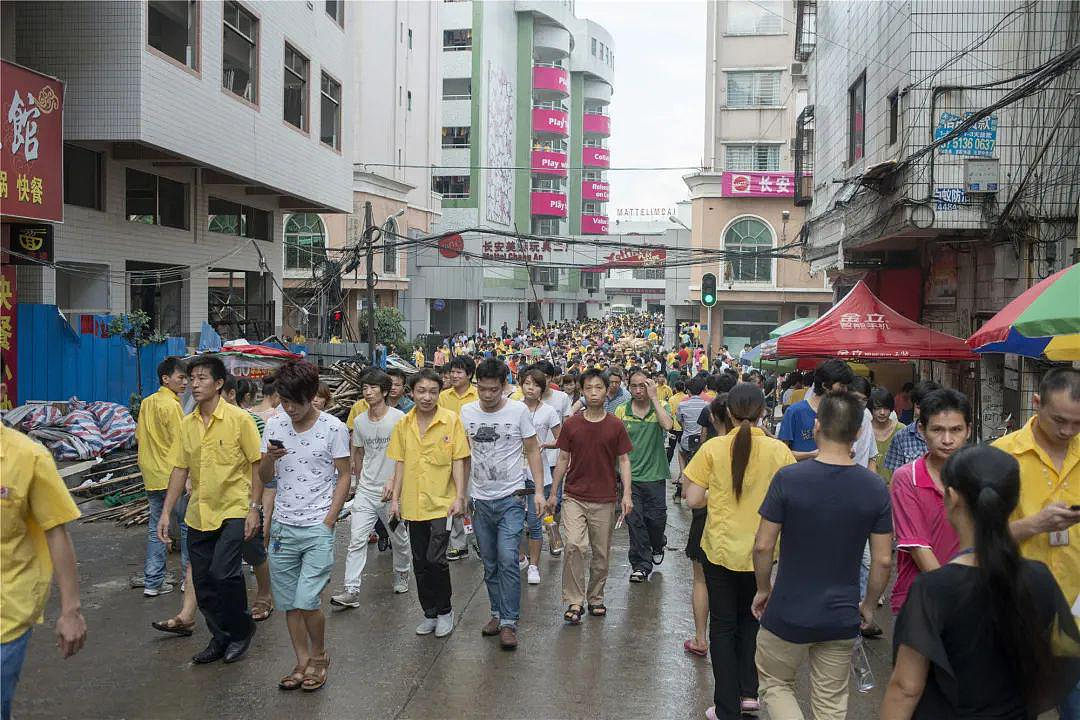 20年、150万张照片：偷拍“东莞女工”的保安，在国外爆火（组图） - 18