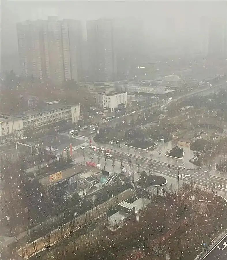 火焰山竟然下雪了！北京四区已出现降雪，河南局地暴雪，连昆明、广东也可能下雪！多地高速封闭、新疆多趟列车停运（组图） - 11