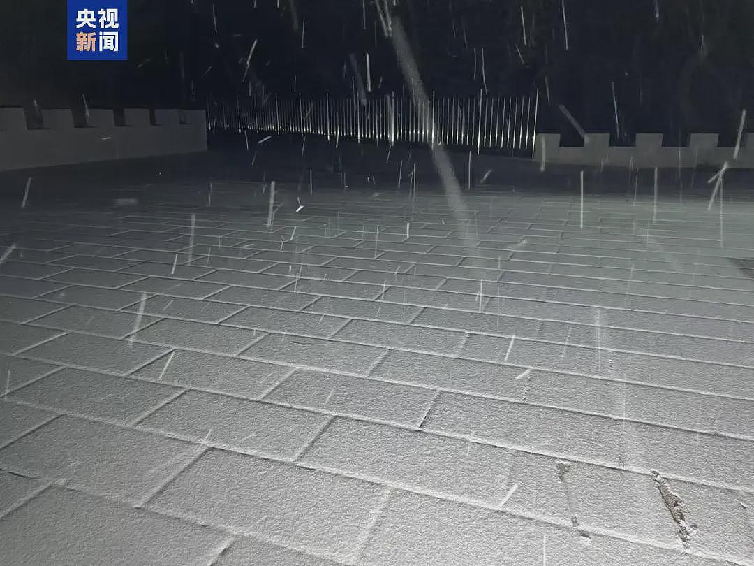 火焰山竟然下雪了！北京四区已出现降雪，河南局地暴雪，连昆明、广东也可能下雪！多地高速封闭、新疆多趟列车停运（组图） - 10