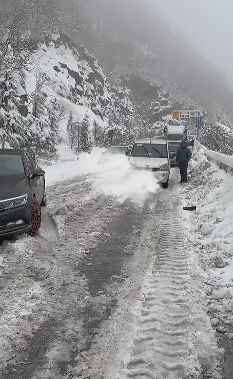 火焰山竟然下雪了！北京四区已出现降雪，河南局地暴雪，连昆明、广东也可能下雪！多地高速封闭、新疆多趟列车停运（组图） - 18