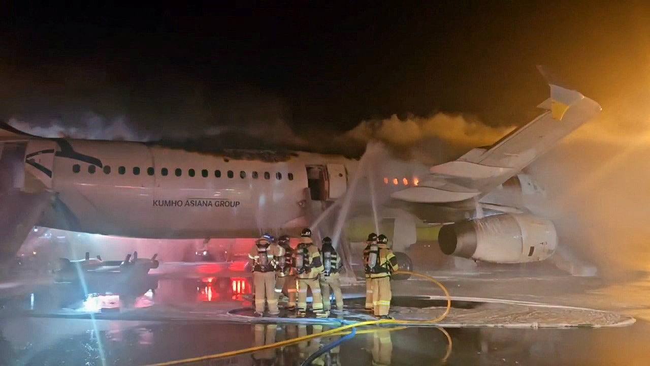 韩国釜山航空客机起火逃生画面曝光！韩媒：疑为乘客后备电池起火（视频/图） - 1