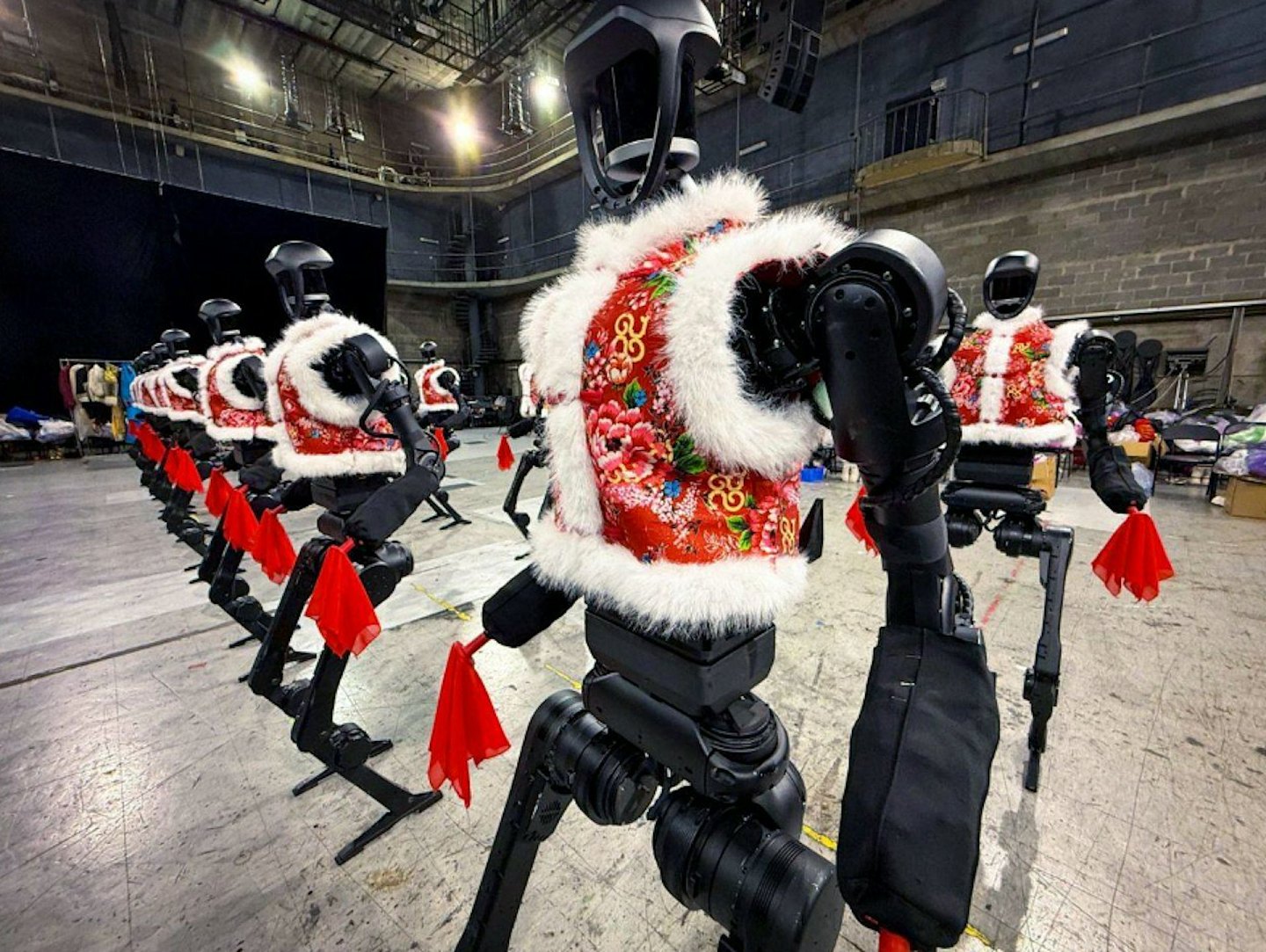 张艺谋节目机械人跳扭秧歌，抛出手巾再接住震惊网民（组图） - 7