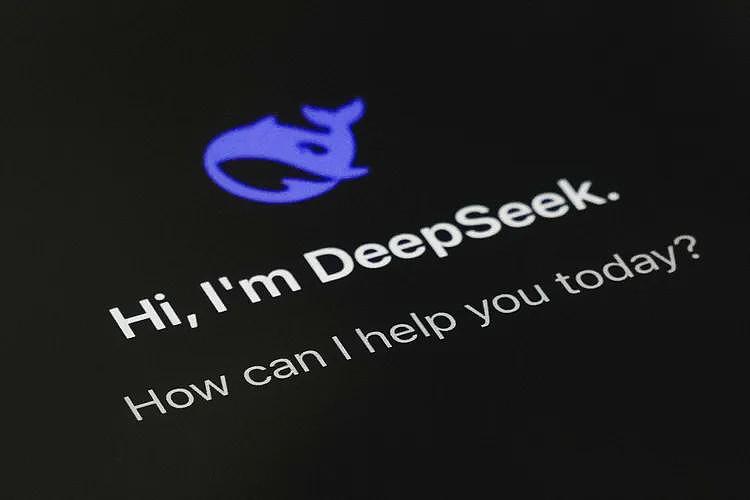 过去太自满！DeepSeek警钟，白宫：美国AI领先中国仅3至6个月（组图） - 1