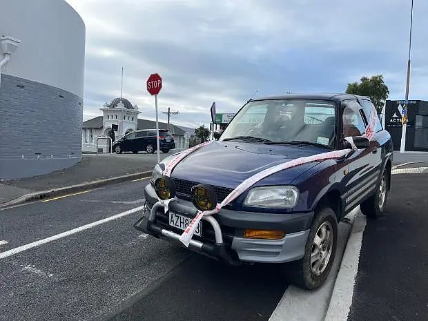 路怒挥锤砸头，涉及多人多车！新西兰房屋扩建狂涨190%，浴室逆袭成省钱新战场，园艺支出暴跌！初一就有人中大奖（组图） - 1