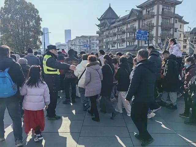 上海有人凌晨3点赶去排队！这类地标太火，一天或涌入15万人，网友：吃碗素面不容易（组图） - 9