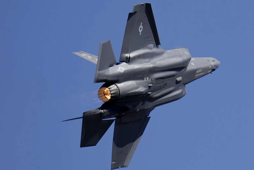 美国F-35战机坠毁，飞行员弹射逃生！爆炸瞬间画面（组图） - 4