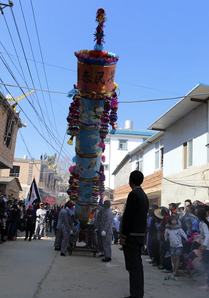 春节最大销金窟，挤满中年男人（组图） - 14