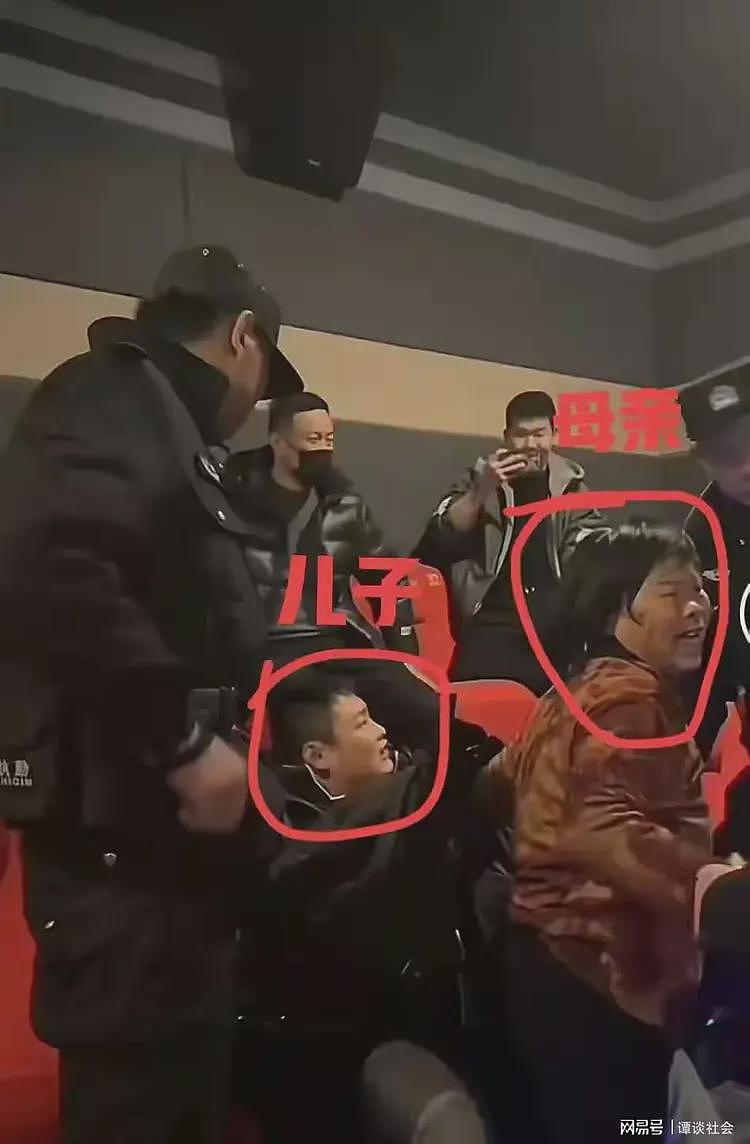 蚌埠电影院母子怂了！警察现场抓人，儿子吓腿软，曝老太太精神病（组图） - 6