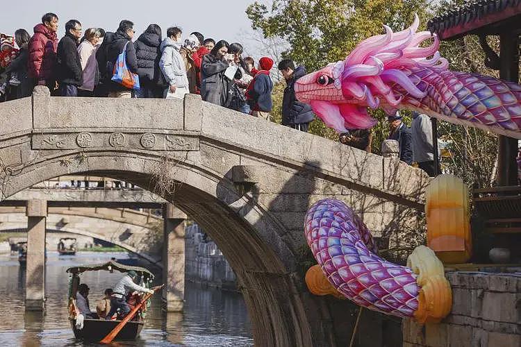 太夸张！上海市民傻眼：放眼全是人，比市区还多…停车要排1小时，“简直是在人潮里‘游泳”（组图） - 11