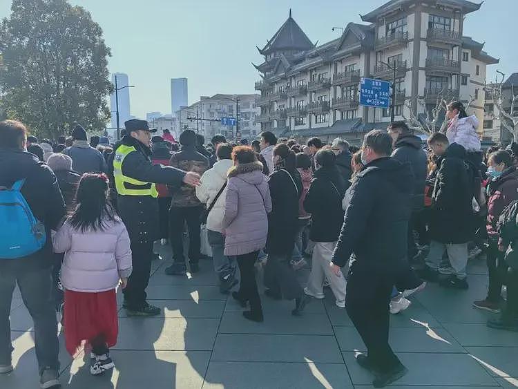 太夸张！上海市民傻眼：放眼全是人，比市区还多…停车要排1小时，“简直是在人潮里‘游泳”（组图） - 2