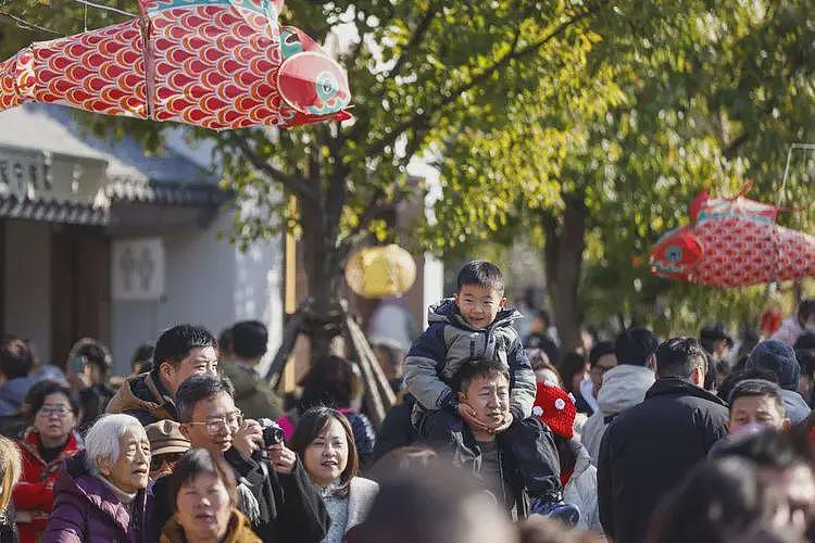 太夸张！上海市民傻眼：放眼全是人，比市区还多…停车要排1小时，“简直是在人潮里‘游泳”（组图） - 8