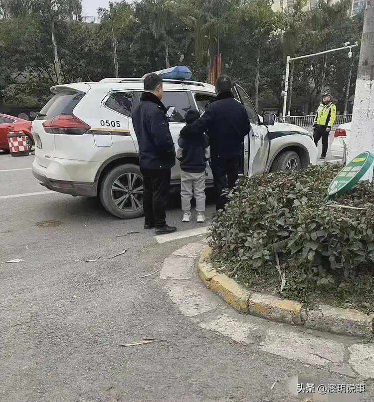 男孩放鞭炮闯祸后续：坑已填平，男孩家境曝光，房子恐不保（组图） - 3