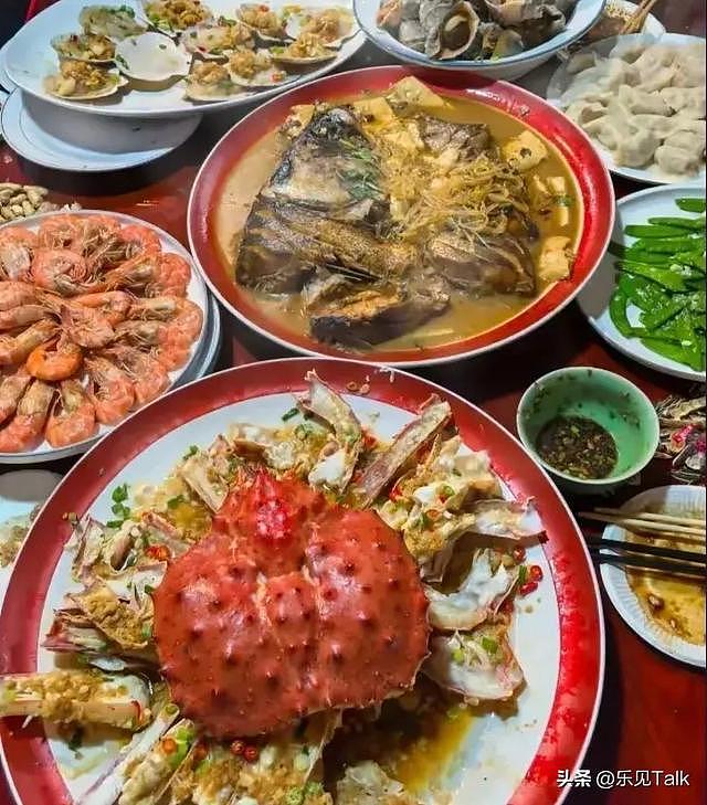 赵本山辽宁老家过年！餐桌上大盘海鲜，饺子必不可少，50万人观看（组图） - 8