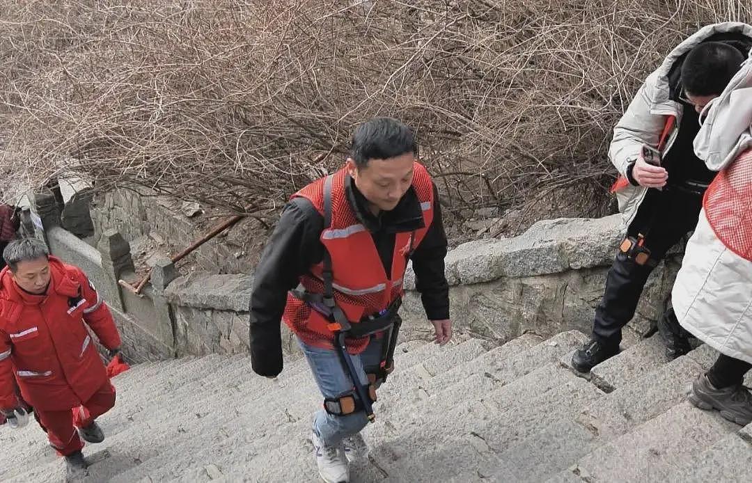 火爆出圈！外骨骼“登山机器人”现身泰山，一次充电可走约14公里，游客：像有人拉着我上山 （组图） - 5