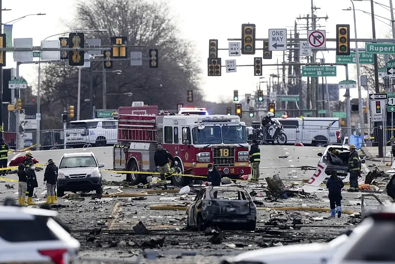 26人死伤！美国再发空难，起飞30秒坠落市区爆炸，巨大火球腾空，地面人员疑被烧焦（视频/组图） - 3