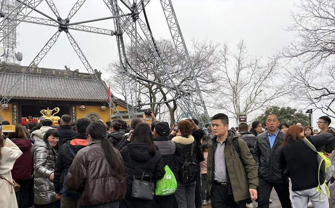 当代年轻人迎财神有多拼？凌晨爬财神庙、神像前刮彩票...不迷信但信财神（组图） - 38