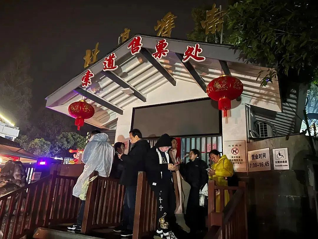 当代年轻人迎财神有多拼？凌晨爬财神庙、神像前刮彩票...不迷信但信财神（组图） - 30