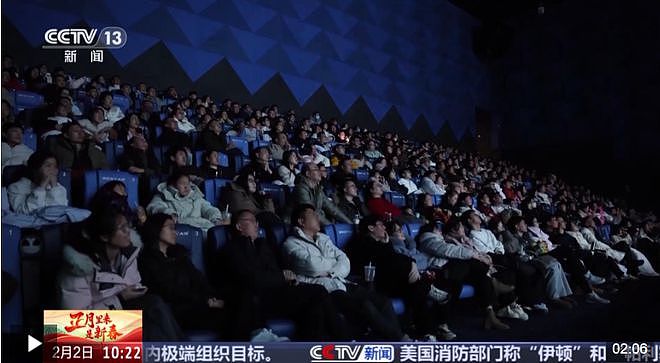 杀疯了！刚刚，票房破30亿元，上映才第5天！凌晨2点，电影院挤满了看《哪吒2》的观众（组图） - 3