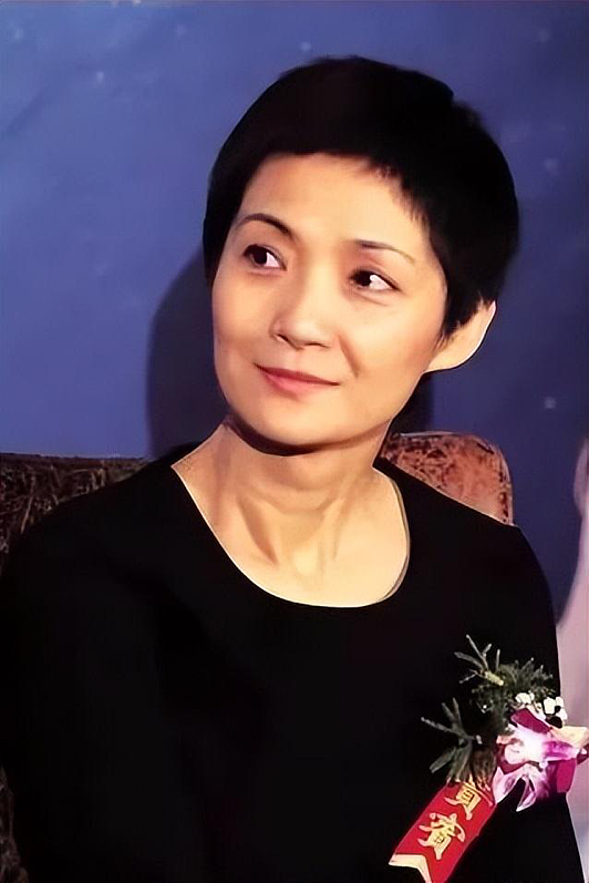 【情感】离婚20年后“元芳”张子健带女儿祭拜前妻，被赞有情有义，背后真相让人唏嘘（组图） - 7