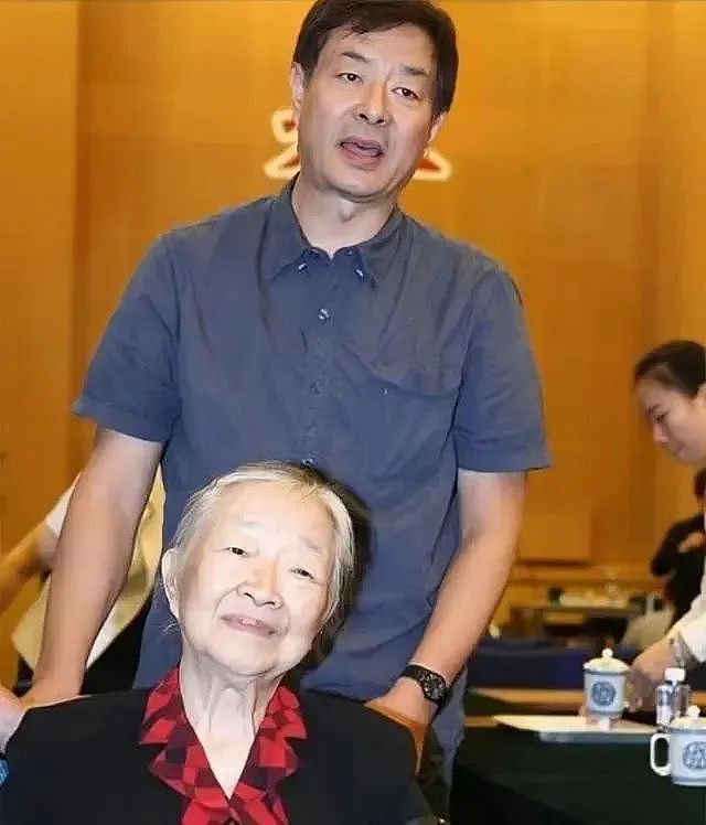 濮存昕：家人相继离世，如今72岁不敢老去，还要照顾年迈的老母亲（组图） - 3