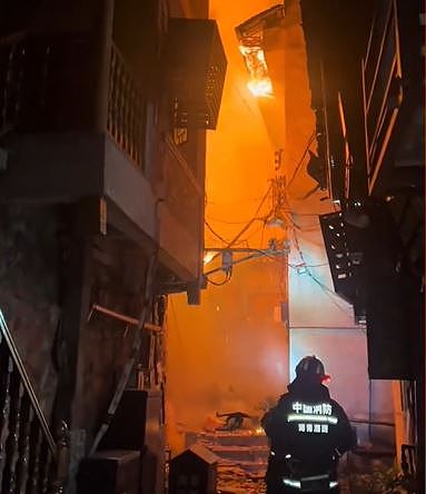 湖南凤凰古城住宅凌晨起火！游客穿睡衣跳窗逃生手机都来不及拿（视频/组图） - 3