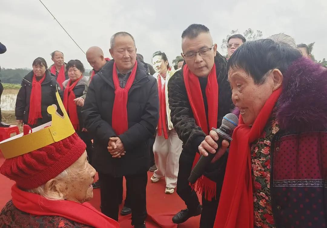 百岁老人五代同堂寿宴摆了118桌，老人从不失眠...（组图） - 3