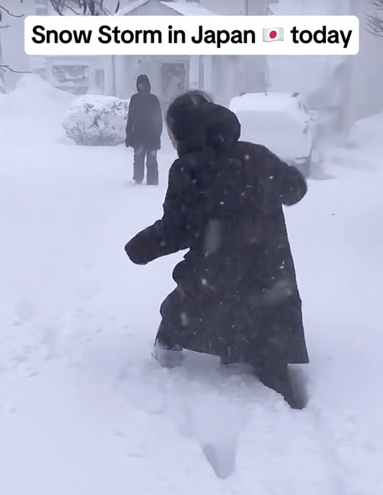 日本一夜下1米多大雪！车被埋掉，出门像挖地道，太糟心...（组图） - 5