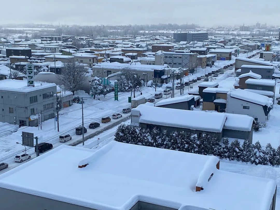 日本一夜下1米多大雪！车被埋掉，出门像挖地道，太糟心...（组图） - 1