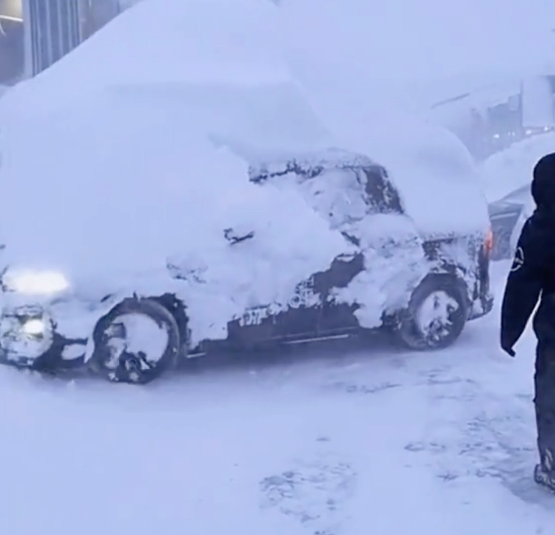 日本一夜下1米多大雪！车被埋掉，出门像挖地道，太糟心...（组图） - 10