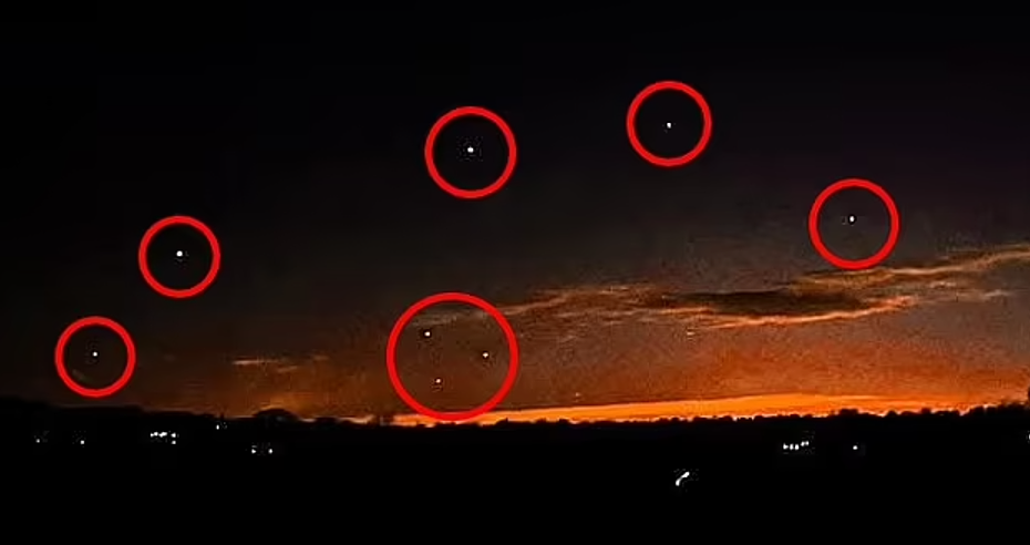 离谱！北美频现UFO！一个月爆上千目击事件，大量视频太惊人：神秘光球彻夜狂闪，居民坐不住了（视频/组图） - 1