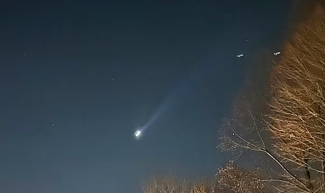 离谱！北美频现UFO！一个月爆上千目击事件，大量视频太惊人：神秘光球彻夜狂闪，居民坐不住了（视频/组图） - 3