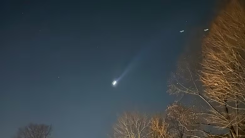 离谱！北美频现UFO！一个月爆上千目击事件，大量视频太惊人：神秘光球彻夜狂闪，居民坐不住了（视频/组图） - 9