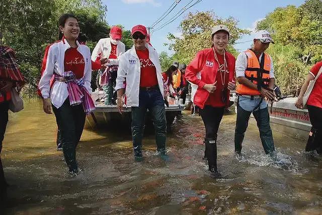 泰国总理身家29亿，全身奢侈品，23辆豪车75块名表，他信家族团宠（组图） - 24